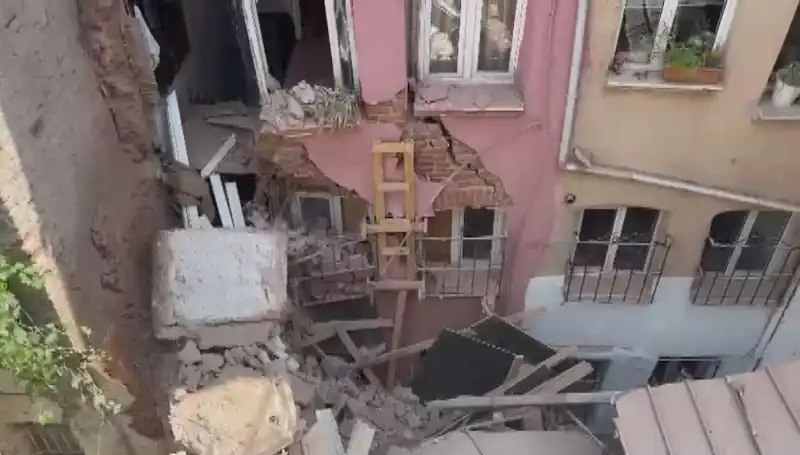 İstanbul’da Üç Katlı Bina Balkonunun Çöktüğü Anlar Kameralara Yansıdı