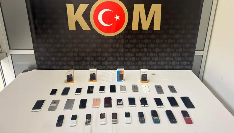 Gümrük Kaçağı Cep Telefonları: 37 Cihaz Denizden Ele Geçirildi
