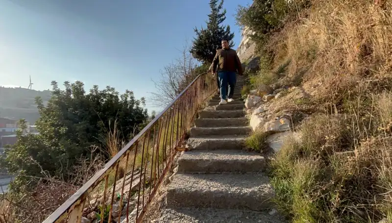 Uçurum Kenarında Yaşam: 107 Basamaklı Merdivenin Zorluğu ve Güzellikleri