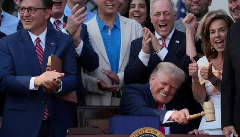 Trump, Yeni "Büyük, Güzel Yasa Tasarısı"nı İmzaladı: Değişim Rüzgarları Başlıyor!