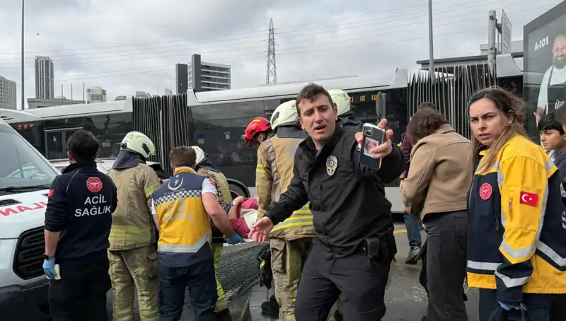 İstanbul Metrobüsünde Şok Edici Kaza: Yolcular Panik Halinde