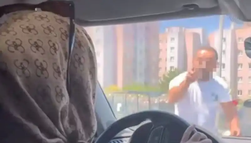 Trafikte Dehşet Sahnesi: Önünü Kesen Sürücünün Camını Yumrukladı