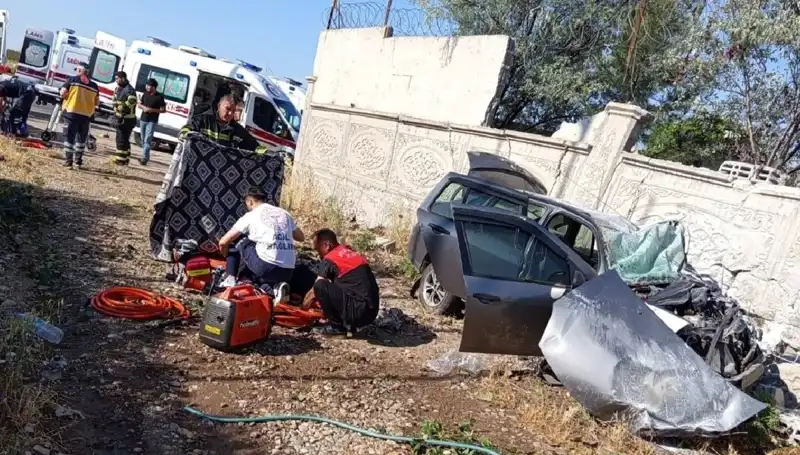 Lastiği Patlayan Araç İstinat Duvarına Çarptı: 1 Kayıp, 6 Yaralı
