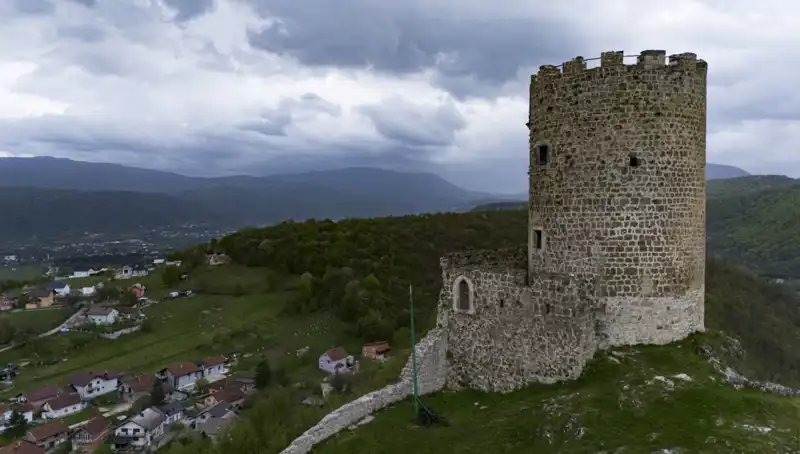 Bosna Hersek'in Gizli Hazinesi: Sokolac Kalesi'nin Zamanla Sınavı