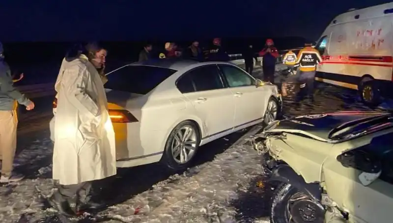 Aksaray’da Zincirleme Trafik Kazası: 15 Kişi Hastaneye Kaldırıldı