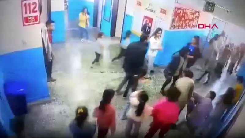 Bir Okulda Şok Olay: Bayılan Öğrenciyi Müdür Yardımcısı Kurtardı