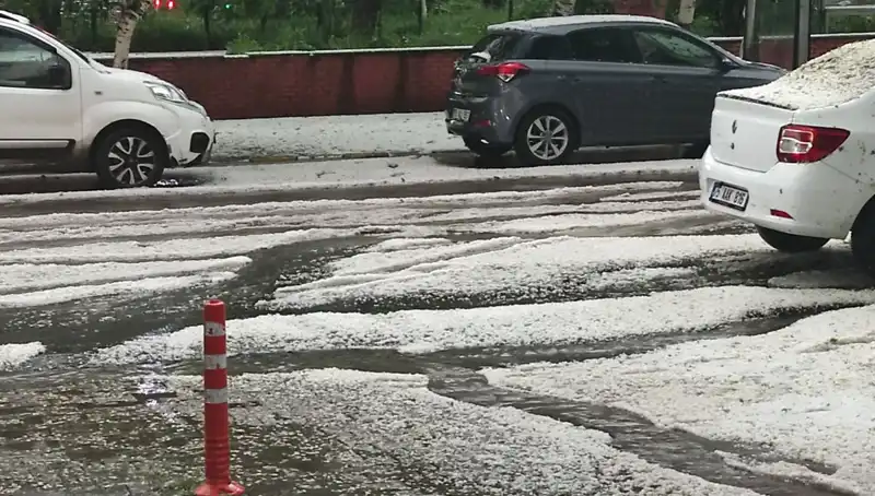 Ardahan'da Dolu Yağışı Şehri Beyaza Bürüdü, Vatandaşlar Şaşkın