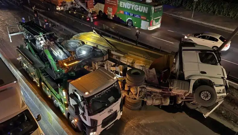 Moloz Yüklü Hafriyat Kamyonu Devrildi: Büyük Tehlike ve Yaralanmalar