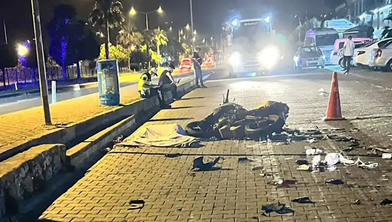 Alanya'da Motosiklet Kazası: Gençlerin Hayatını Kayıp Sarmaladı!