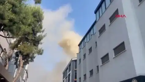 İstanbul'da 4 Katlı İş Merkezinde Yangın: Seyirci Kalmayın!