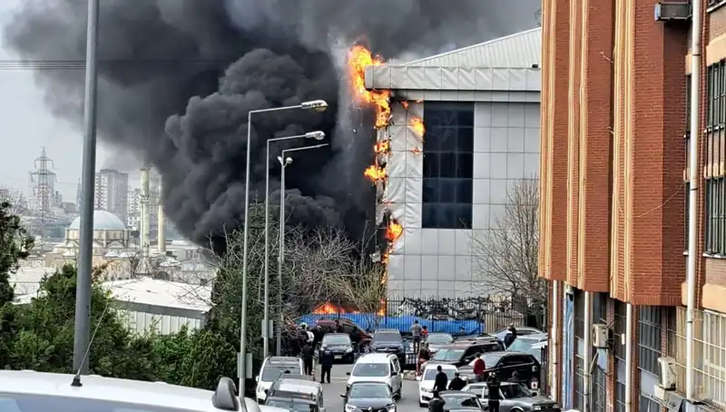 Başakşehir'de Sanayi Sitesinde Büyüyen Yangın: Ekipler Acil Müdahaleye Geçti