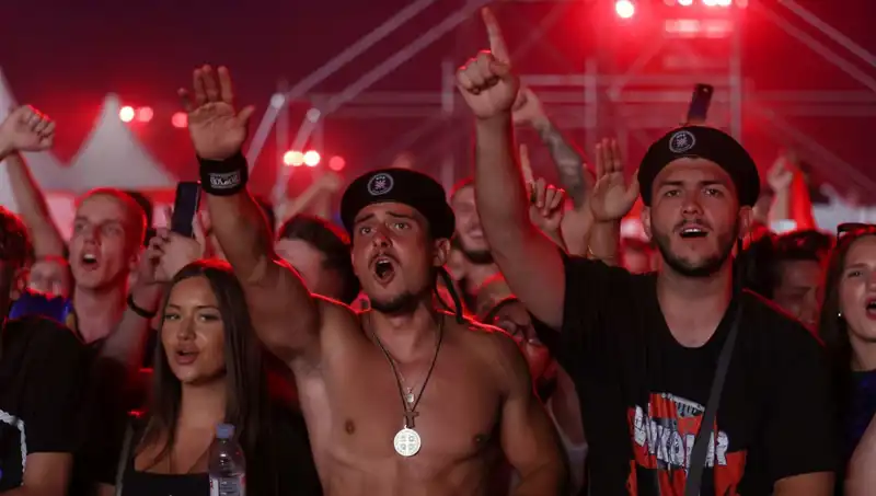 Thompson Konserinde Nazi Selamı Skandalı: Tartışmalar Bitmiyor!