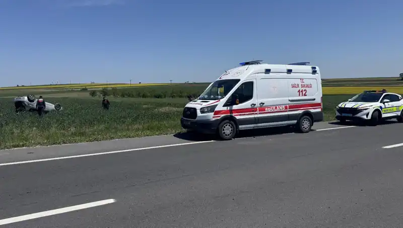 Edirne’de Devrilen Otomobilde Sürücü ve Eşi Yaralandı: Kaza Anının Ayrıntıları