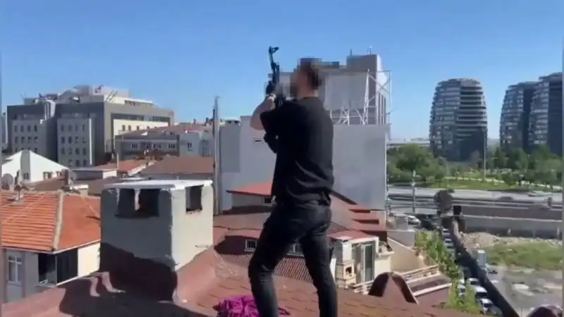 İstanbul'da Operasyon: Çatıdaki Çatışma ve Bacadan Çıkan AK-47 Silahı