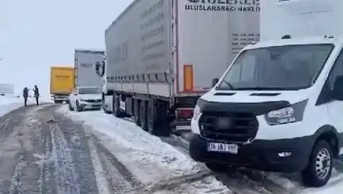 Kars-Ardahan Karayolunda Kar Yağışı TIR'ları Kara Sapladı, Seyahat Tehlikeye Girdi!