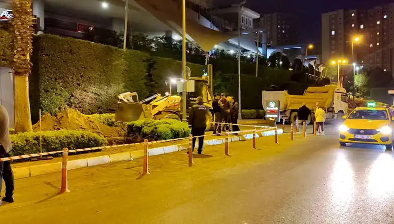 Doğalgaz Kaçağı Alarmı! AVM Girişinde Panik Anları Yaşandı