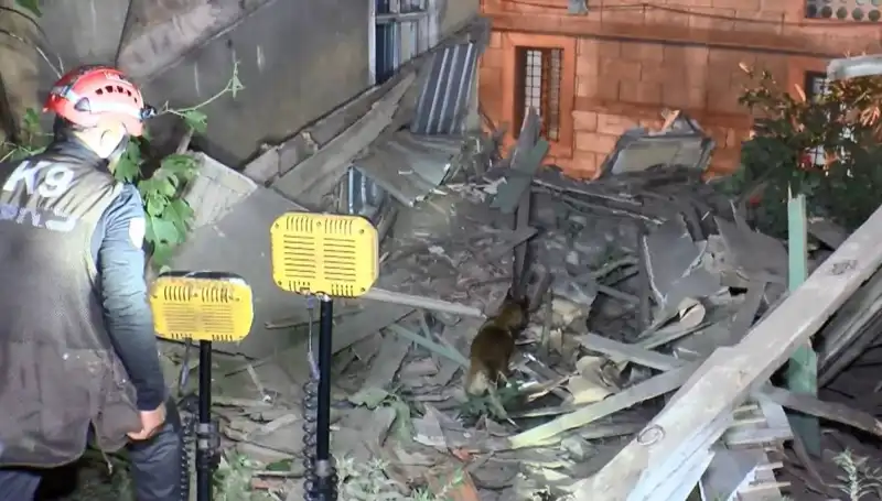 İstanbul'da Deprem Sonrası Yıkım: Hasar Gören Bina Çöktü, Halk Endişeli