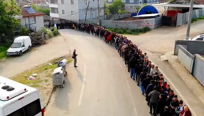 Bursa’da Bayram Coşkusu: 1 Kilometrelik Kuyruk Geleneği Sürüyor
