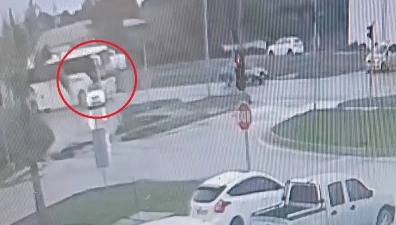Kırmızı Işıkta Duran Araca Yolcu Otobüsü Çarptı: Olayın Detayları