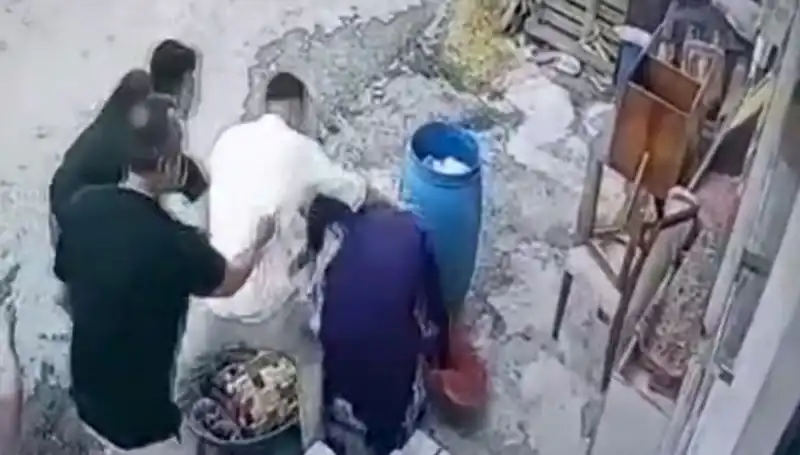 Başakşehir’de Bidon Kavgası: Baba ve Oğul, Kadını Darbetti