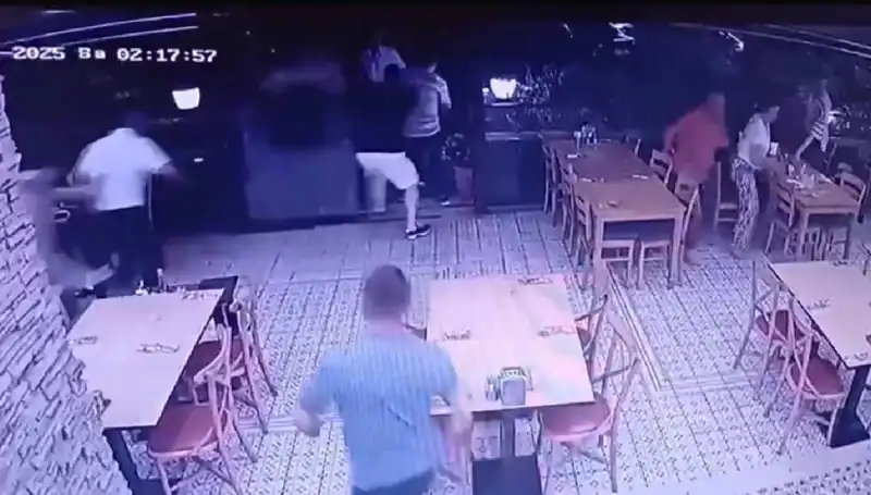 Deprem Anı Güvenlik Kamerasına Yansıdı: Şok Edici Görüntüler Ortaya Çıktı!