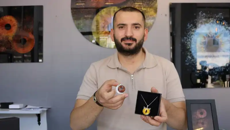 Işıl Işıl İris Fotoğraflarıyla Takı ve Tablo Tasarlayan Sanatçı