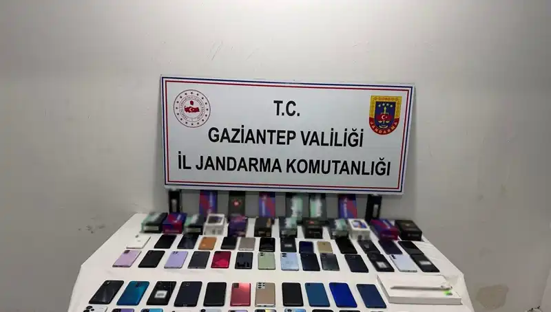 Gaziantep'te 2 Milyon TL Değerinde Kaçak Telefon Operasyonu: 2 Kişi Gözaltında