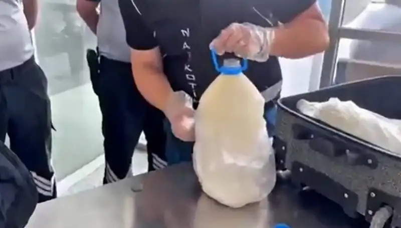Havalimanında Süt Şişesi İçinde 12 Kilo 800 Gram Uyuşturucu Ele Geçirildi