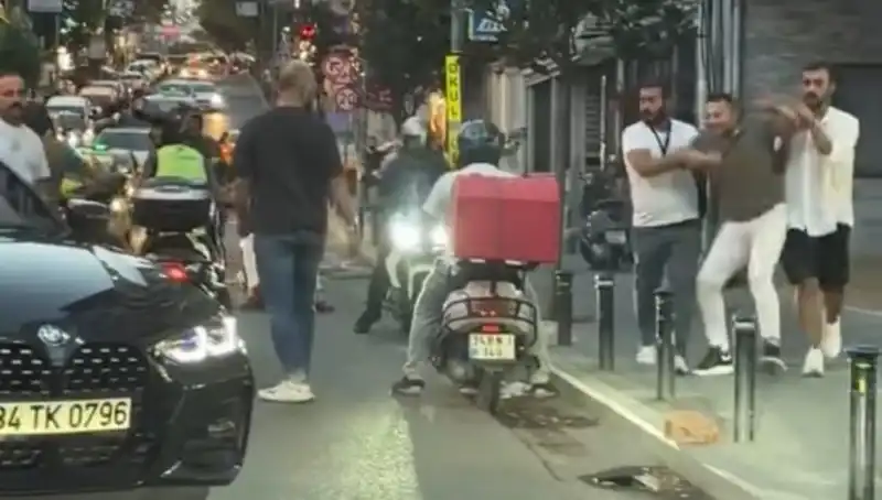 Nişantaşı'nda Yol Vermeme Kavgası: Kadına Sopayla Saldırı Şok Etti!