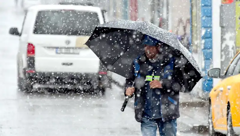 İstanbul'da Nisan Ayında Beklenmedik Kar Yağışı Duyguları Tazeliyor
