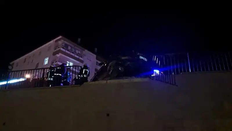 Yolda Kontrolden Çıkan Araç Bariyere Çarpıp Asılı Kaldı