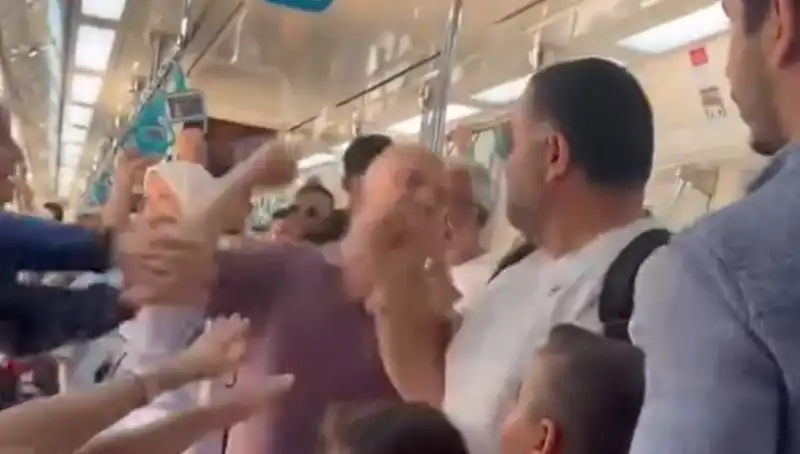 Marmaray'da Şok Eden Yumruklu Kavga: Yolcular Gözlerine İnanamadı!