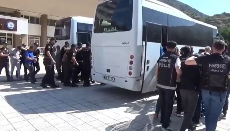 Amasya'da Uyuşturucu Operasyonu: 13 Kişi Tutuklandı!