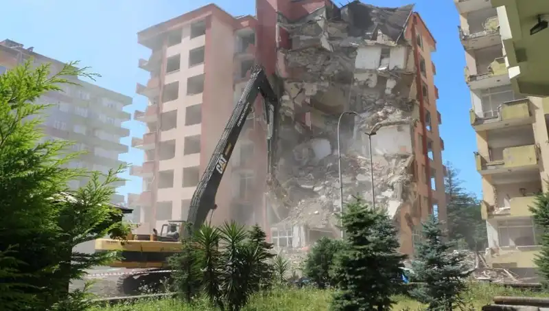 Dalgaların Gücüyle Yıkılan Binalar: Deprem Değil Fırtına Etkisi!