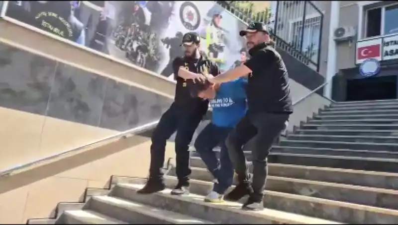 Ümraniye'de 600 Bin Liralık Gasp: Kız Arkadaşları İçin Bilezik Aldılar!