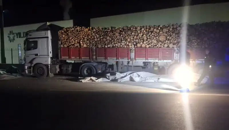 Brandayı Toplayan TIR Sürücüsüne Otomobil Çarpması: Kaza Anı Korkuttu