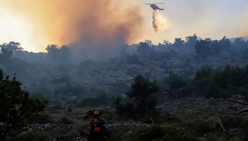 Eğriboz Adası'nda Şok Yangın: İki Köy Tahliye Edildi