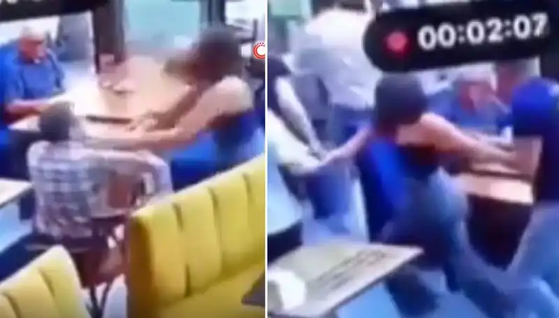 Müşteri Garsona Tokat Attı, Takım Arkadaşları Tarafından Dayak Beğendi!