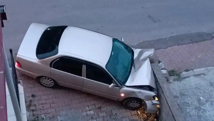 Kontrolü Kaybeden Araç Duvara Çarptı: Yaralılar ve Detaylar