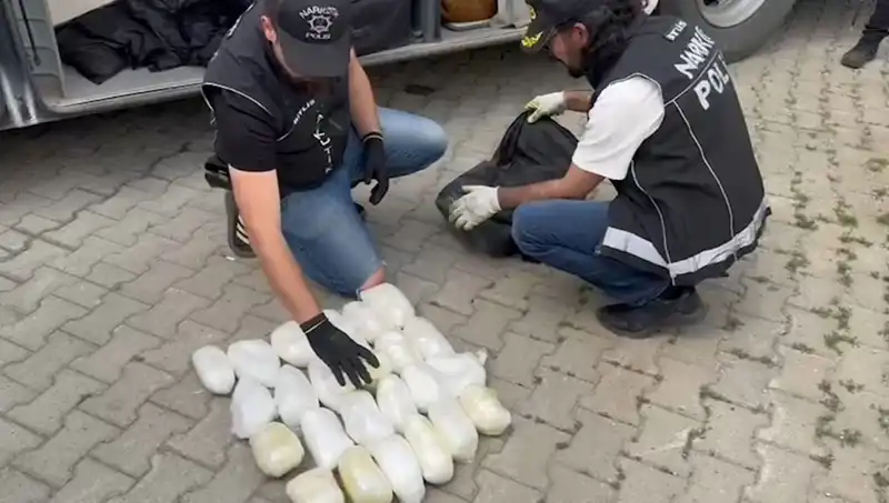 Yolcunun Valizinden 13 Kilo Metamfetamin Çıktı: Uyuşturucu Kaçakçılığına Darbe!