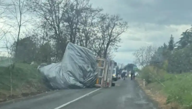 Tekirdağ'da Saman Yüklü TIR Devrildi: Dikkat Çeken Kaza Ayrıntıları
