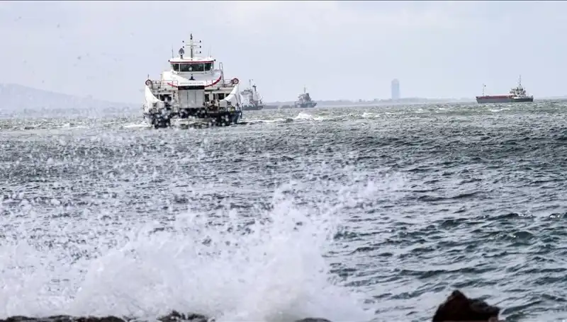 İzmir'de Vapur Seferleri Fırtınadan Olumsuz Etkilendi: Yolcular Ne Yapmalı?