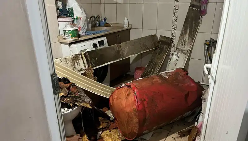 Ege Bölgesi'nde Fırtına Alarmı: Ağaçlar Devrildi, Caddeler Beyaza Büründü!