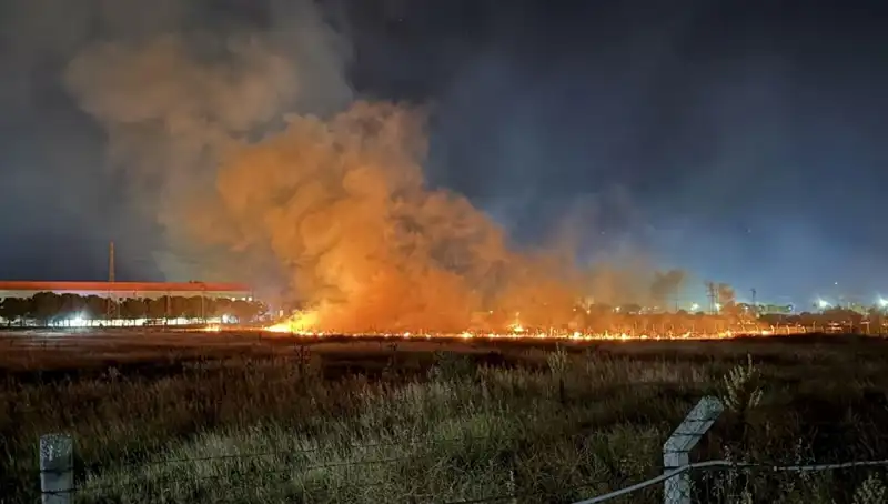 İzmir Gece Yarısı Yangın Paniği: Vatandaşlar Sokağa Döküldü
