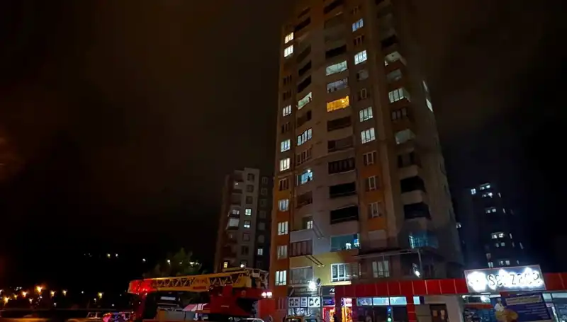 Yıldırım Düşmesi Sonrası Apartman Çatısındaki Hasar ve Yapılan Müdahale