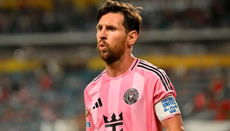 Messi'nin Heyecan Verici Dönüşü: Son Dakika Şutu Direkten Döndü!