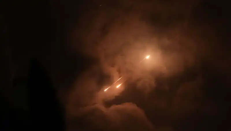 İran’ın Gece Saldırıları: Füzelerin Zamanlaması Ne Anlama Geliyor?