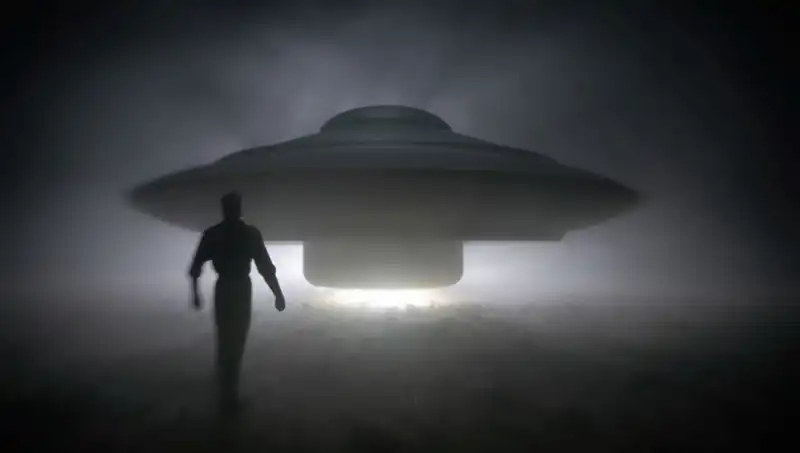 UFO Uzmanından Şok Edici İddia: Uzaylılar Masum İnsanları Hedef Alıyor!