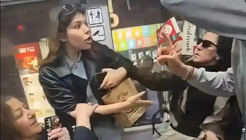 Tramvayda Kadınlar Arasında Sert Yer Kavgası: Tekmeler ve Küfürler Havada Uçuştu!