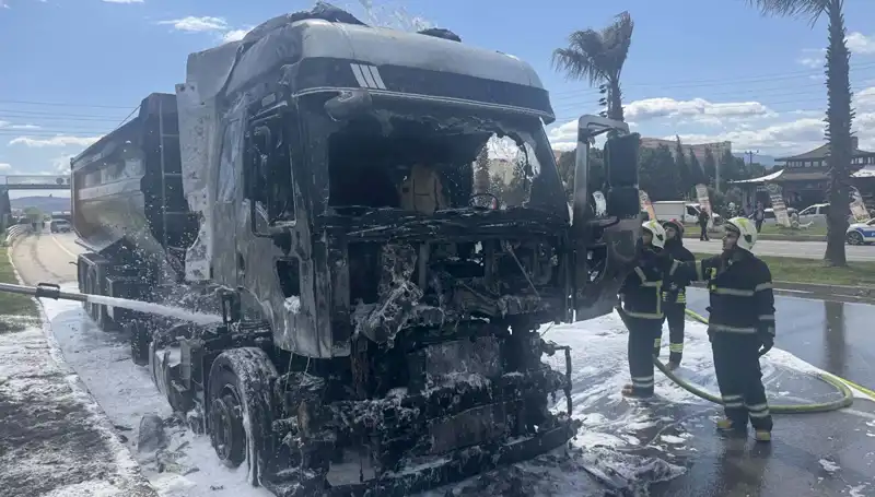 Kum Yüklü TIR Alev Alev Yandı: Gözler İtfaiyeye Çevrildi